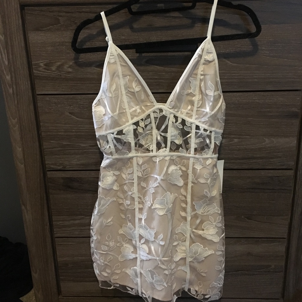 NWT Embroidered Bodycon Dress - Picture 3 of 5